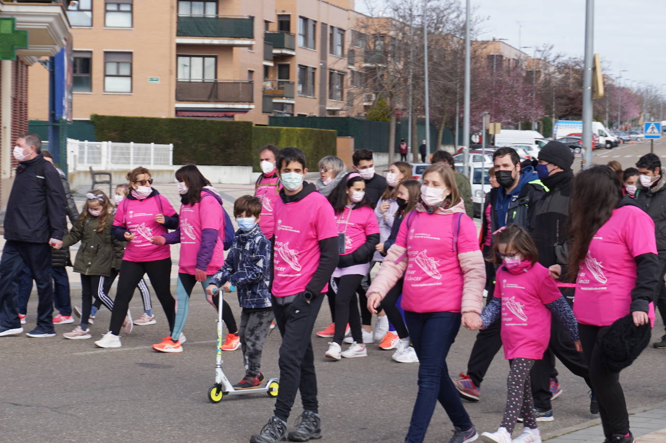 Las camisetas fucsias regaron el recorrido de esta mañana por Arroyo de muestras de solidaridad y empatía en la lucha contra el cáncer. 