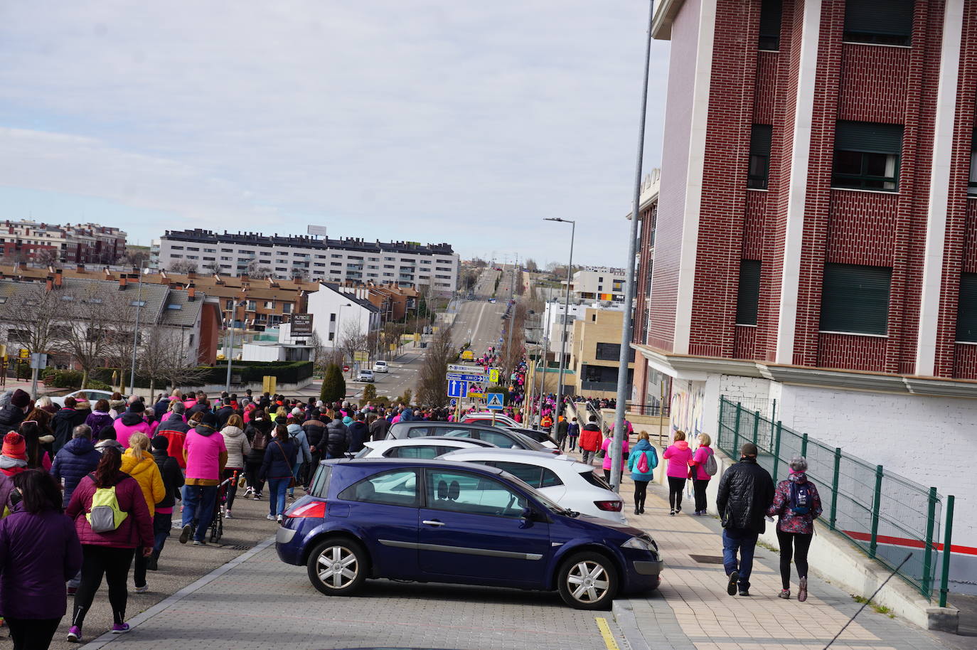 Las camisetas fucsias regaron el recorrido de esta mañana por Arroyo de muestras de solidaridad y empatía en la lucha contra el cáncer. 