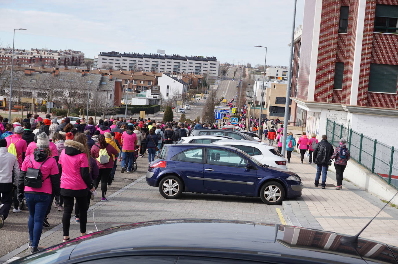 Las camisetas fucsias regaron el recorrido de esta mañana por Arroyo de muestras de solidaridad y empatía en la lucha contra el cáncer. 