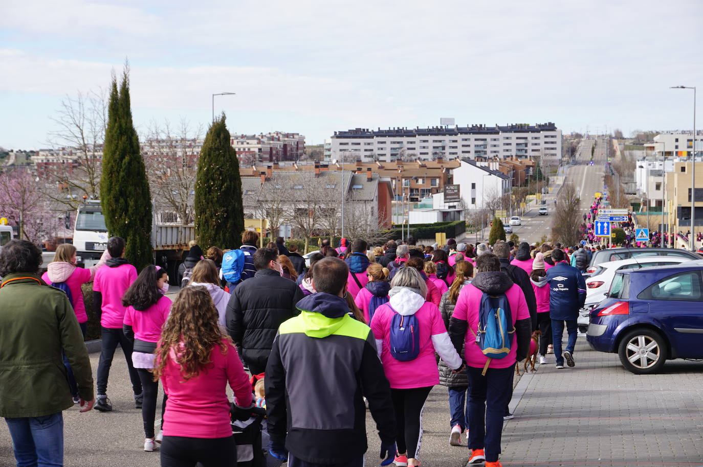 Las camisetas fucsias regaron el recorrido de esta mañana por Arroyo de muestras de solidaridad y empatía en la lucha contra el cáncer. 