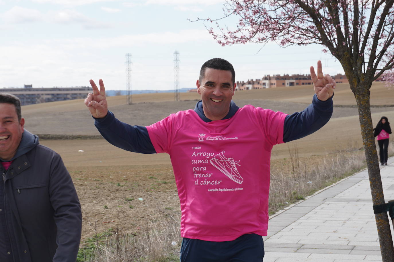 Las camisetas fucsias regaron el recorrido de esta mañana por Arroyo de muestras de solidaridad y empatía en la lucha contra el cáncer. 