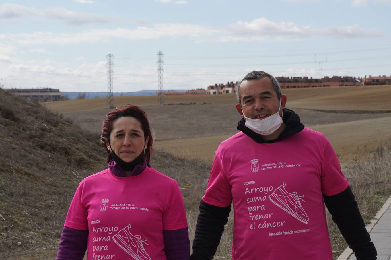Las camisetas fucsias regaron el recorrido de esta mañana por Arroyo de muestras de solidaridad y empatía en la lucha contra el cáncer. 