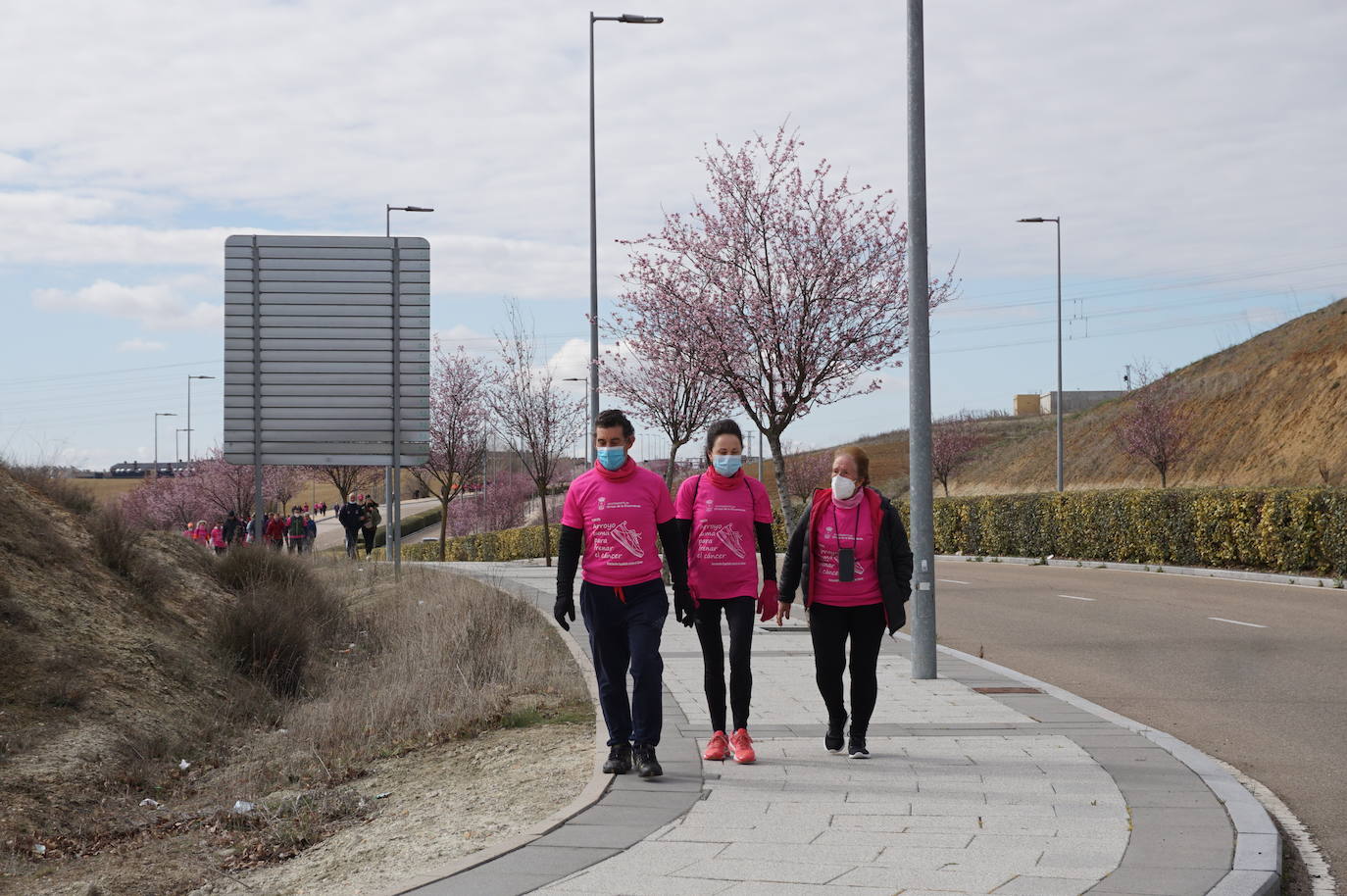 Las camisetas fucsias regaron el recorrido de esta mañana por Arroyo de muestras de solidaridad y empatía en la lucha contra el cáncer. 