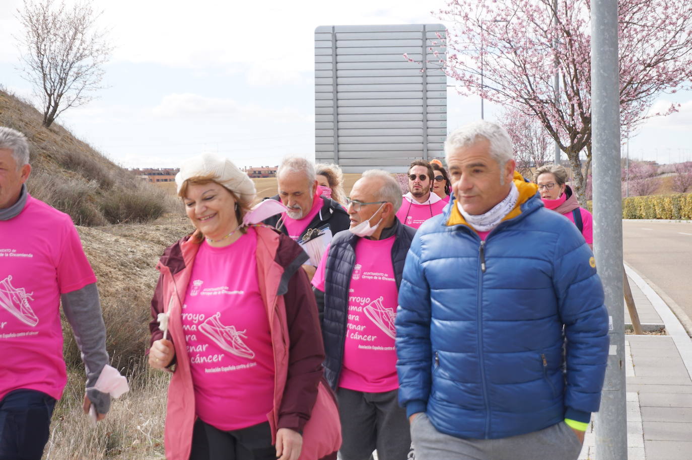 Las camisetas fucsias regaron el recorrido de esta mañana por Arroyo de muestras de solidaridad y empatía en la lucha contra el cáncer. 