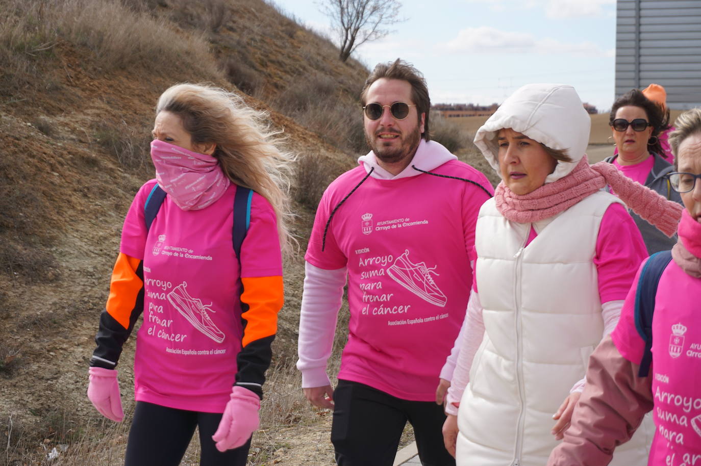 Las camisetas fucsias regaron el recorrido de esta mañana por Arroyo de muestras de solidaridad y empatía en la lucha contra el cáncer. 