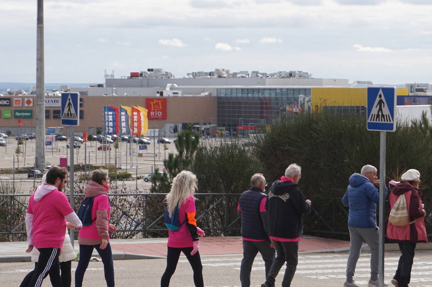 Las camisetas fucsias regaron el recorrido de esta mañana por Arroyo de muestras de solidaridad y empatía en la lucha contra el cáncer. 