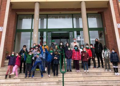 Imagen secundaria 1 - Los alumnos durante la visita 