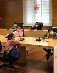 Imagen secundaria 2 - Los alumnos durante la visita 