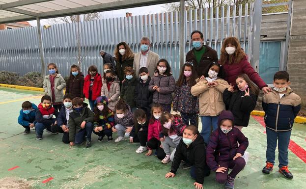 Imagen principal - Diferentes momentos de la plantación en el Colegio Elvira Lindo 
