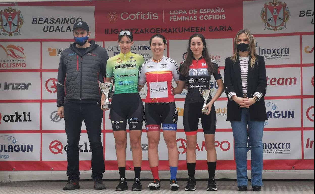 Estela Domínguez en el podium de la Copa de España Féminas Cofidis, celebrada en Beasain (Guipuzcoa) 