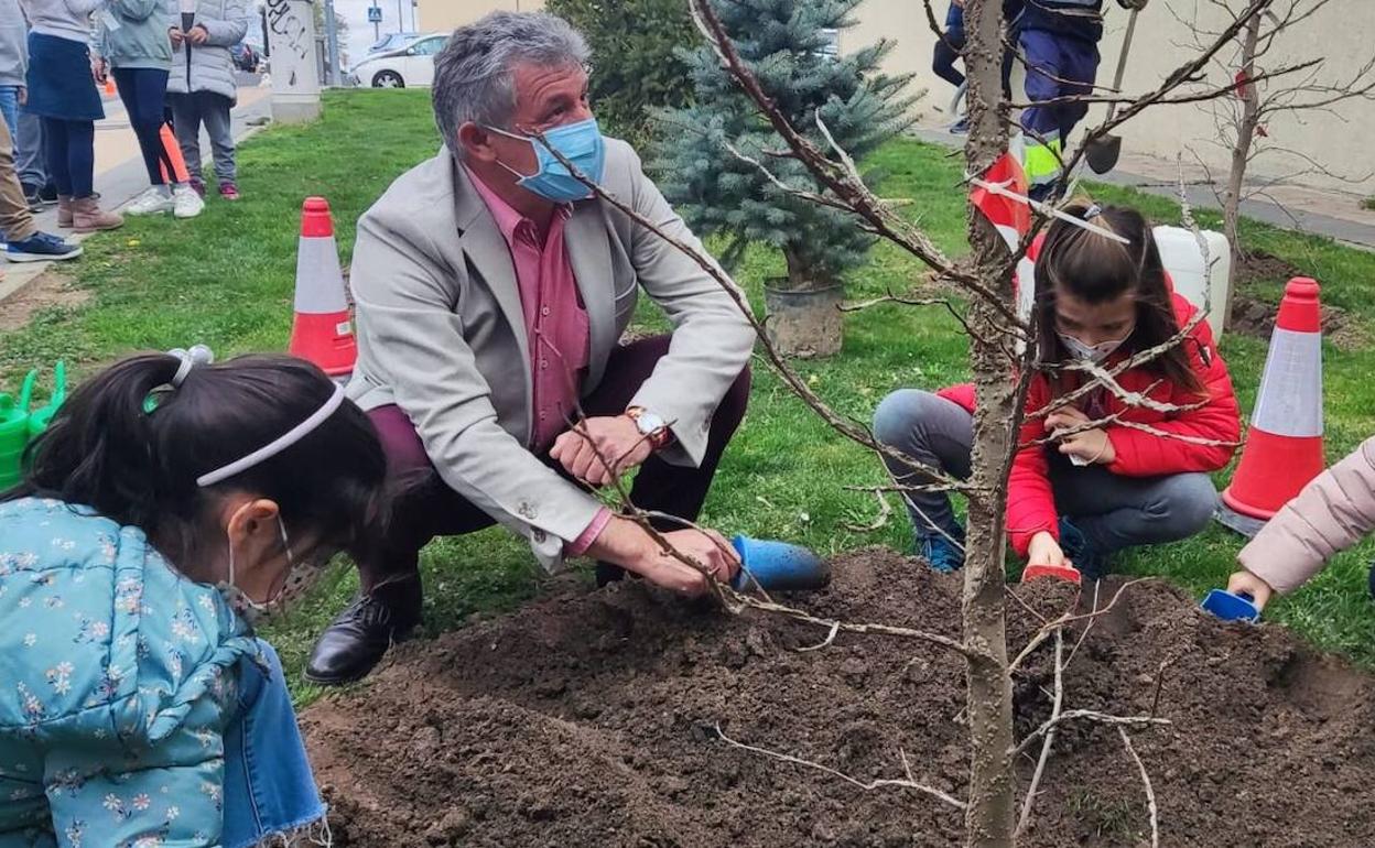 Sarbelio Fernández, alcalde de Arroyo, plantando árboles con algunas alumnas del colegio Raimundo de Blas 