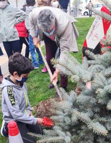 Imagen secundaria 2 - Los alumnos plantando las diferentes especies de árboles