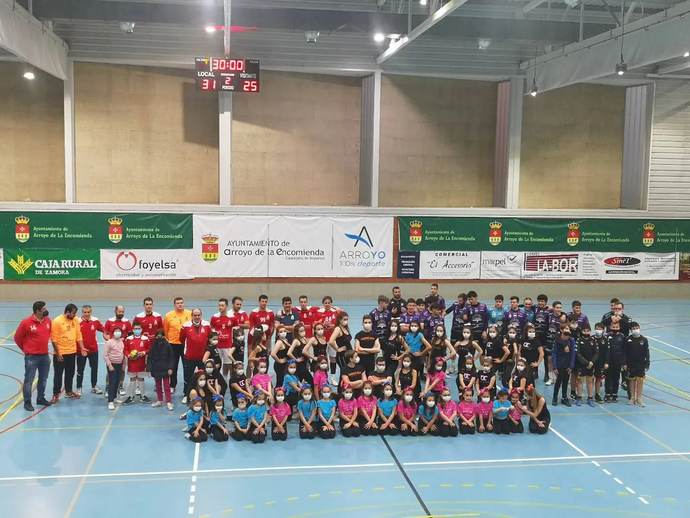 Jugadores de las diferentes categorías del Club Balonmano Arroyo 