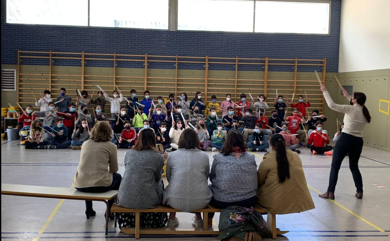 Alumnos y profesores del colegio anfitrión dando la bienvenida a las cuatro profesoras galesas 
