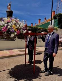 Imagen secundaria 2 - Imágenes de la procesión y la misa dedicadas a San Juanillo 