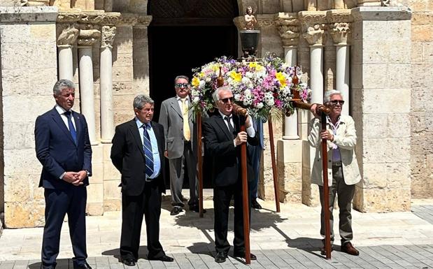 Imagen principal - Imágenes de la procesión y la misa dedicadas a San Juanillo 