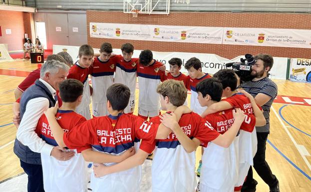 El alcalde Sarbelio Fernández, junto con los jugadores de La Flecha 