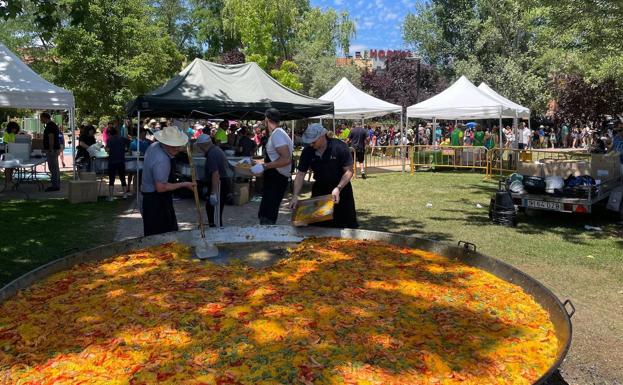 Enorme paella para 1.700 personas en el Parque 25 años democráticos 