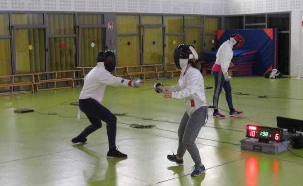 Dos tiradores del Club Esgrima Arroyo 