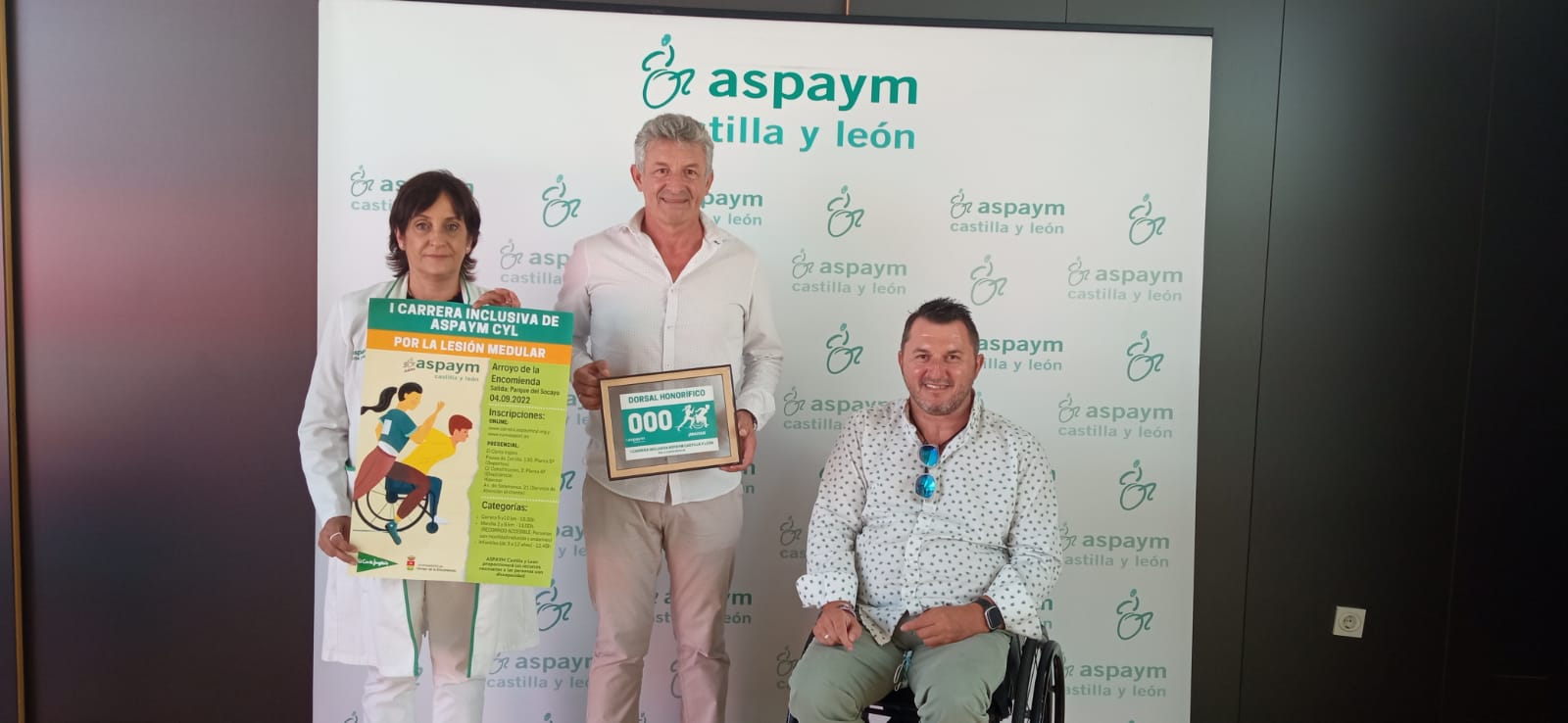 La directora general de ASPAYM CyL, Anabel Pérez, el alcalde de Arroyo, Sarbelio Fernández, con el dorsal honorífico y el director general adjunto, Francisco Sardón 