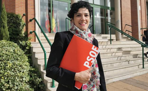 Beatriz Fraile en la entrada de la Casa Consistorial de Arroyo de la Encomienda
