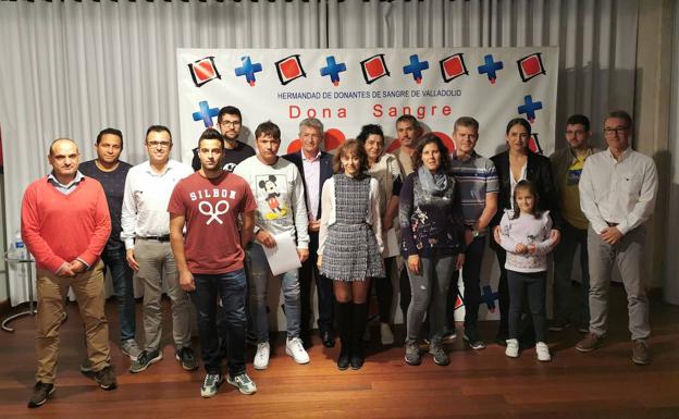 Donantes arroyanos que han recibido las distinciones acompañados de Sarbelio Fernández y Elisabet Arija 