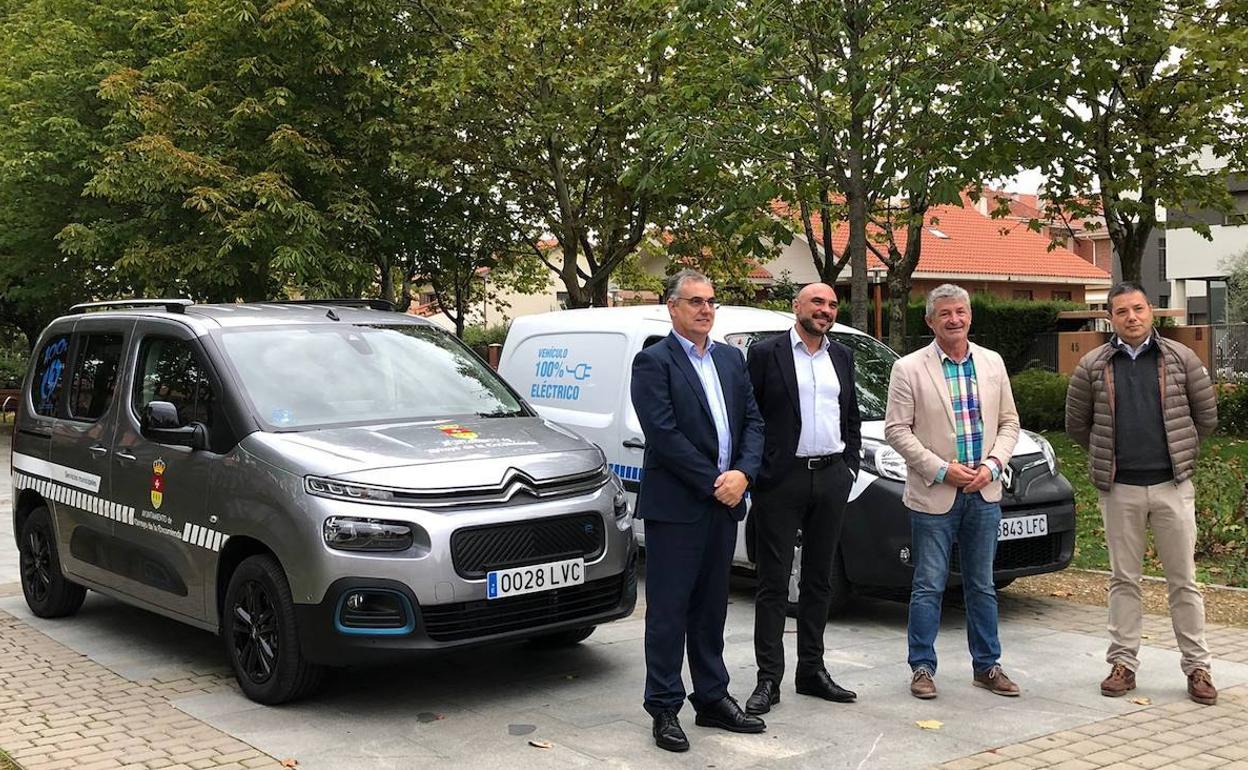 Las dos nuevas furgonetas eléctricas del parque móvil del Ayuntamiento de Arroyo 