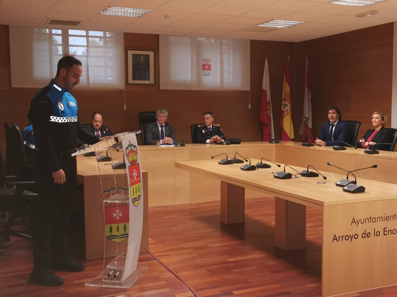 Nuevos agentes de la policía local junto al alcalde de Arroyo y los concejales delegados de Seguridad y Recursos humanos