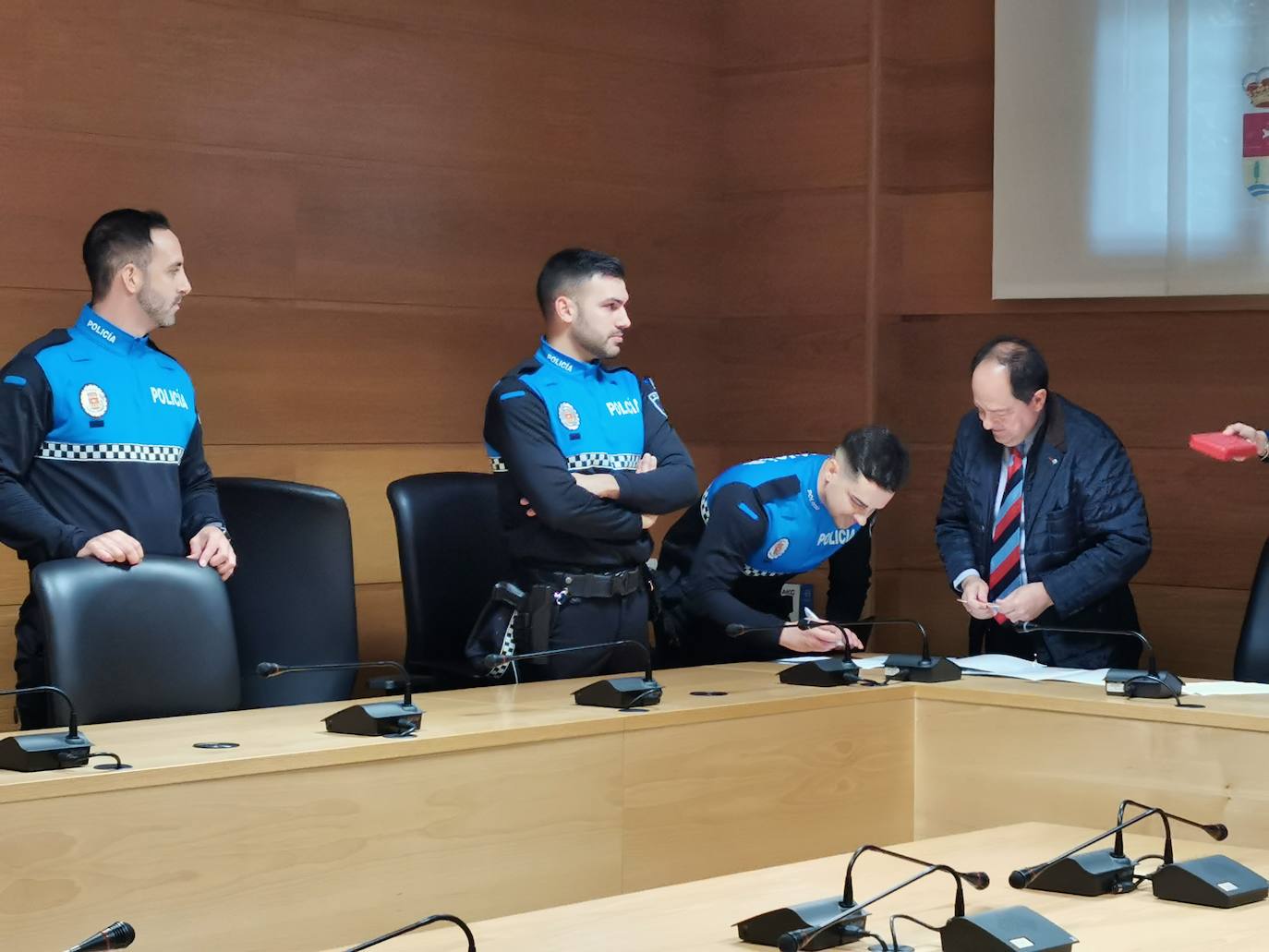 Nuevos agentes de la policía local junto al alcalde de Arroyo y los concejales delegados de Seguridad y Recursos humanos