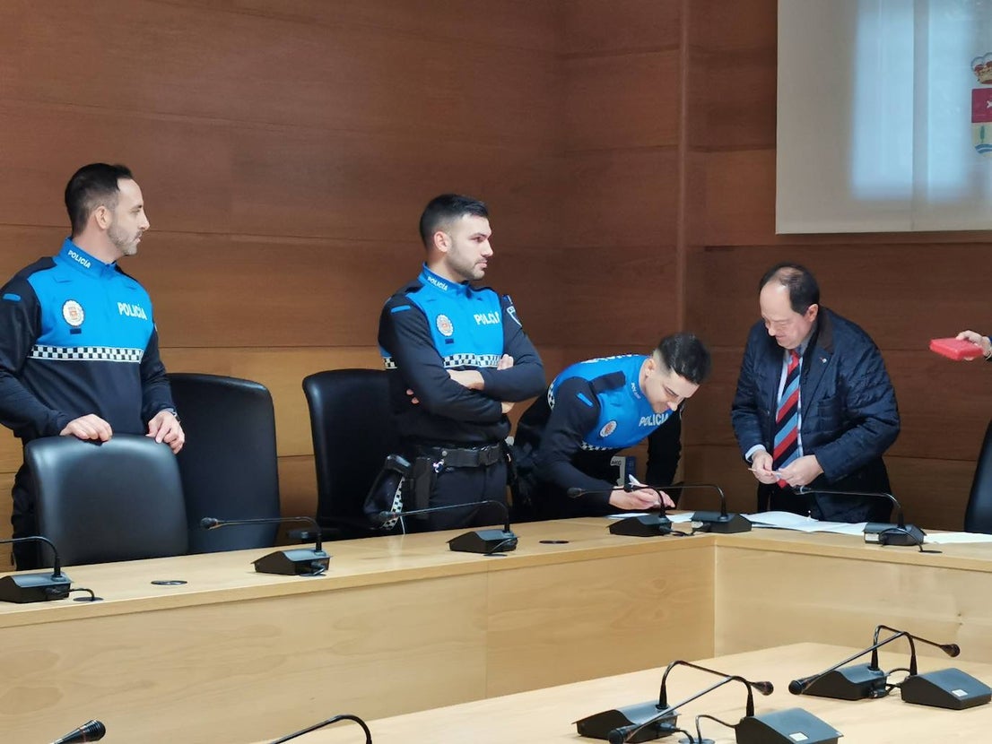 Nuevos agentes de la policía local junto al alcalde de Arroyo y los concejales delegados de Seguridad y Recursos humanos