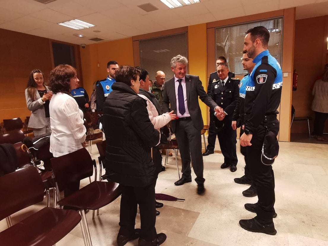 Nuevos agentes de la policía local junto al alcalde de Arroyo y los concejales delegados de Seguridad y Recursos humanos