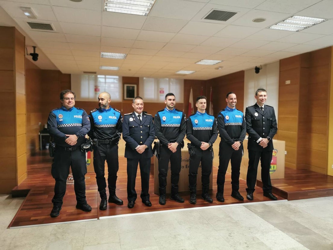 Nuevos agentes de la policía local junto al alcalde de Arroyo y los concejales delegados de Seguridad y Recursos humanos