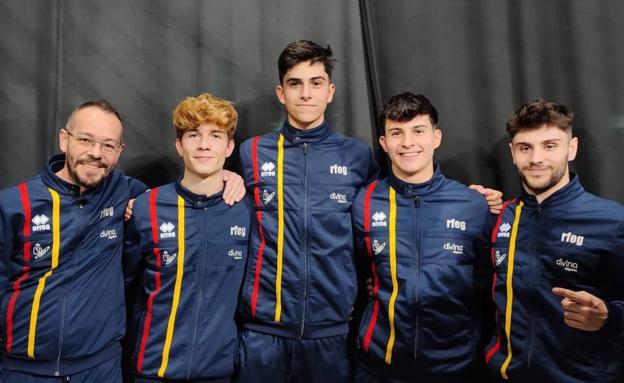 Los cuatro gimnastas vallisoletanos con su seleccionador Pablo Hinojal 