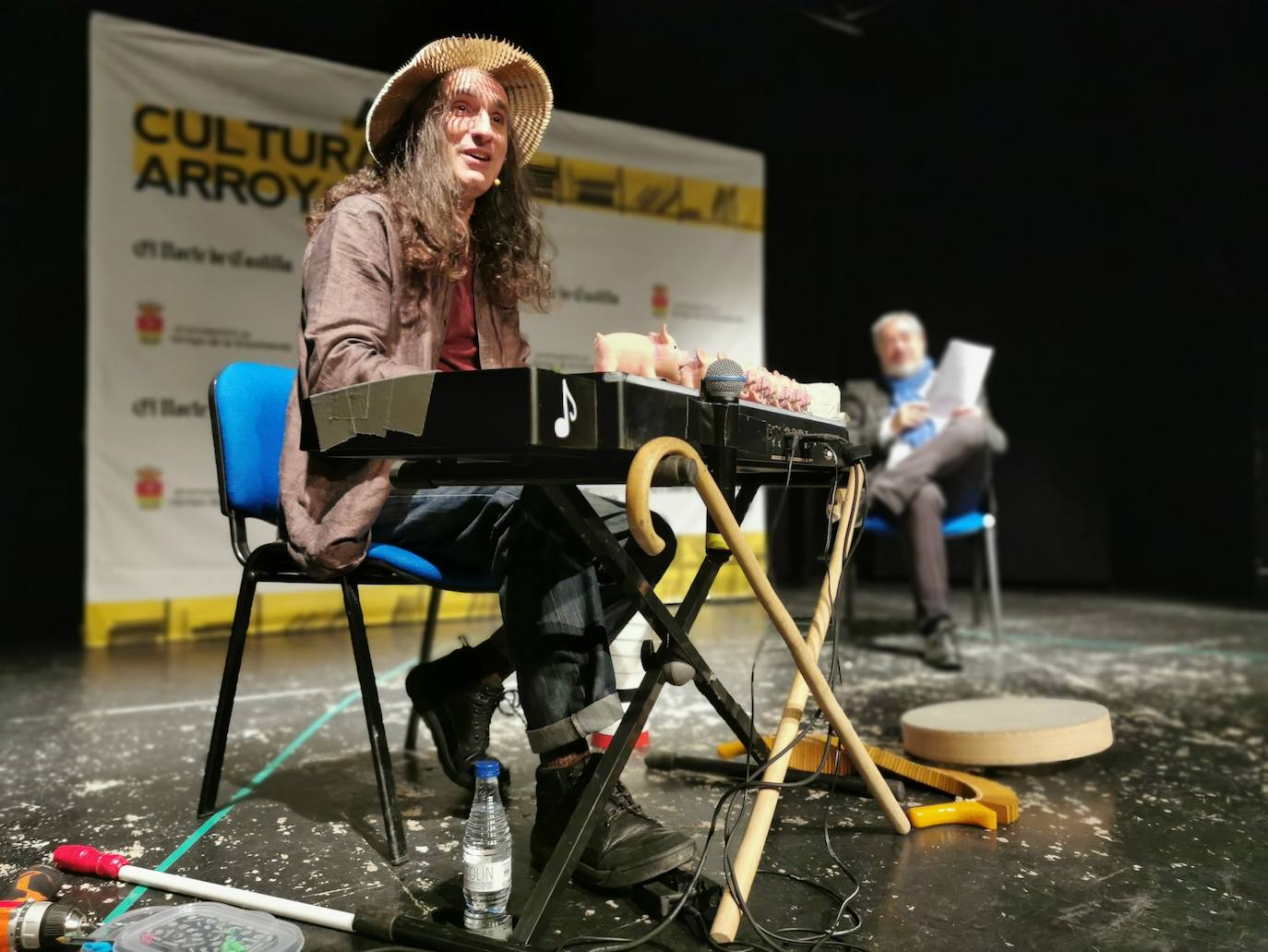 El Capitán Corchea 'afinando' unos cerditos musicales 