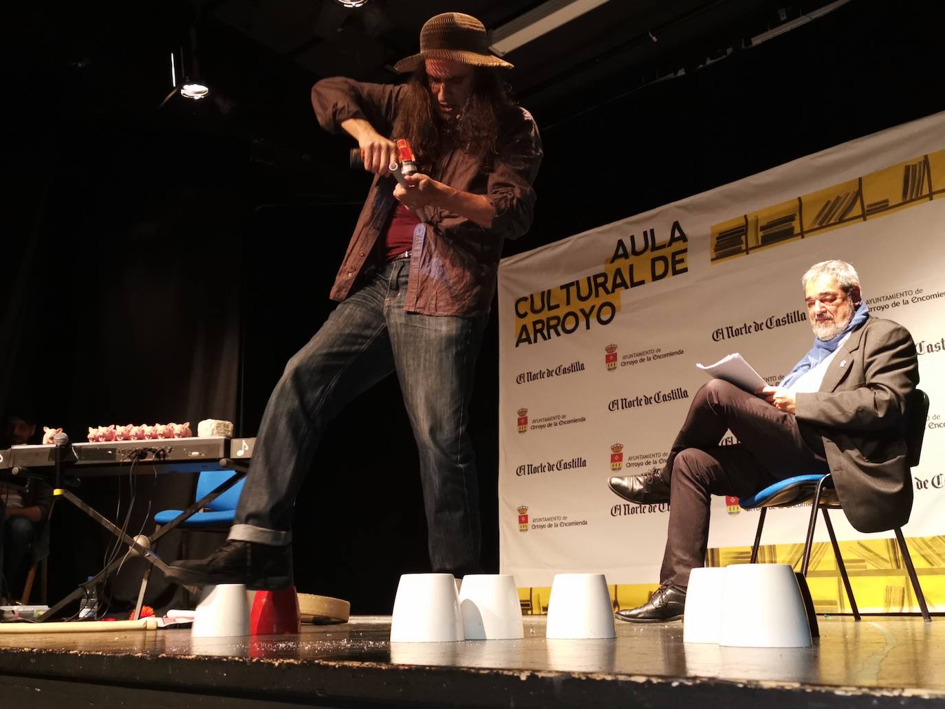 El Capitán Corchea 'afinando' unos cerditos musicales 