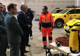 Jorge Sambade, Jefe de Protección Civil de Arroyo, muestra las dotaciones al alcalde y al resto de autoridades