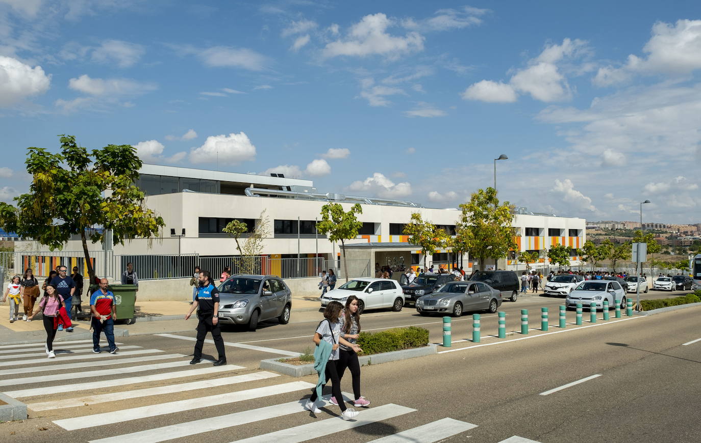 Alumnos saliendo del IESO Arroyo de la Encomienda