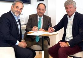 Félix Vela, Presidente de la Junta de Compensación del SE-02 , Carlos Rodríguez, secretario del Ayuntamiento del Arroyo y Sarbelio Fernández, alcalde de Arroyo, durante la firma de recepción de la urbanización del Sector 2