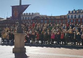 La Coral Támbara de Arroyo durante su actuación en la Plaza Mayor de Valladolid