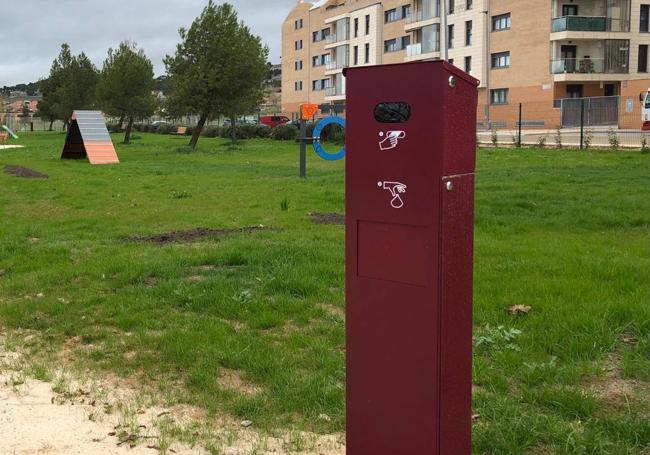 Dispensador de bolsitas y papelera para residuos caninos