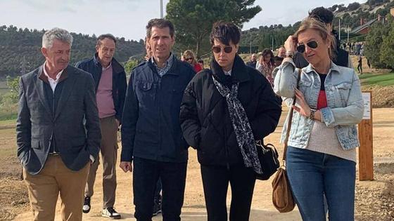 Los padres de Estela Domínguez recorren el parque dedicado a su hija