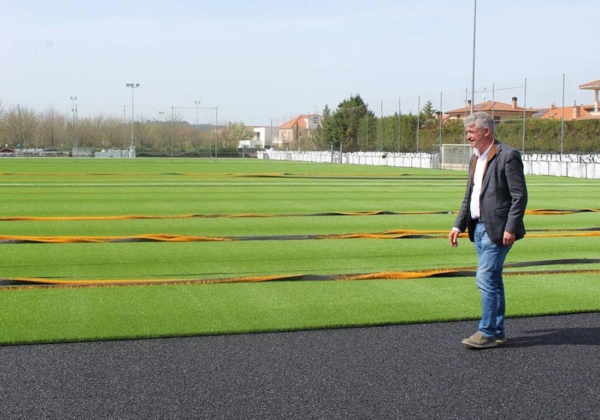 Sarbelio Fernández comprobando el avance de las obras