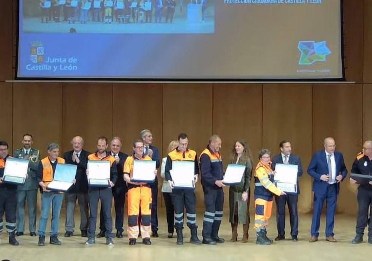 Los voluntarios de Protección Civil de Arroyo recogiendo su mención