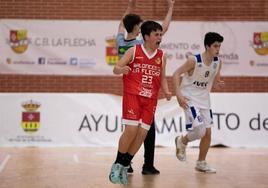 Un jugador del CB La Flecha celebra una jugada