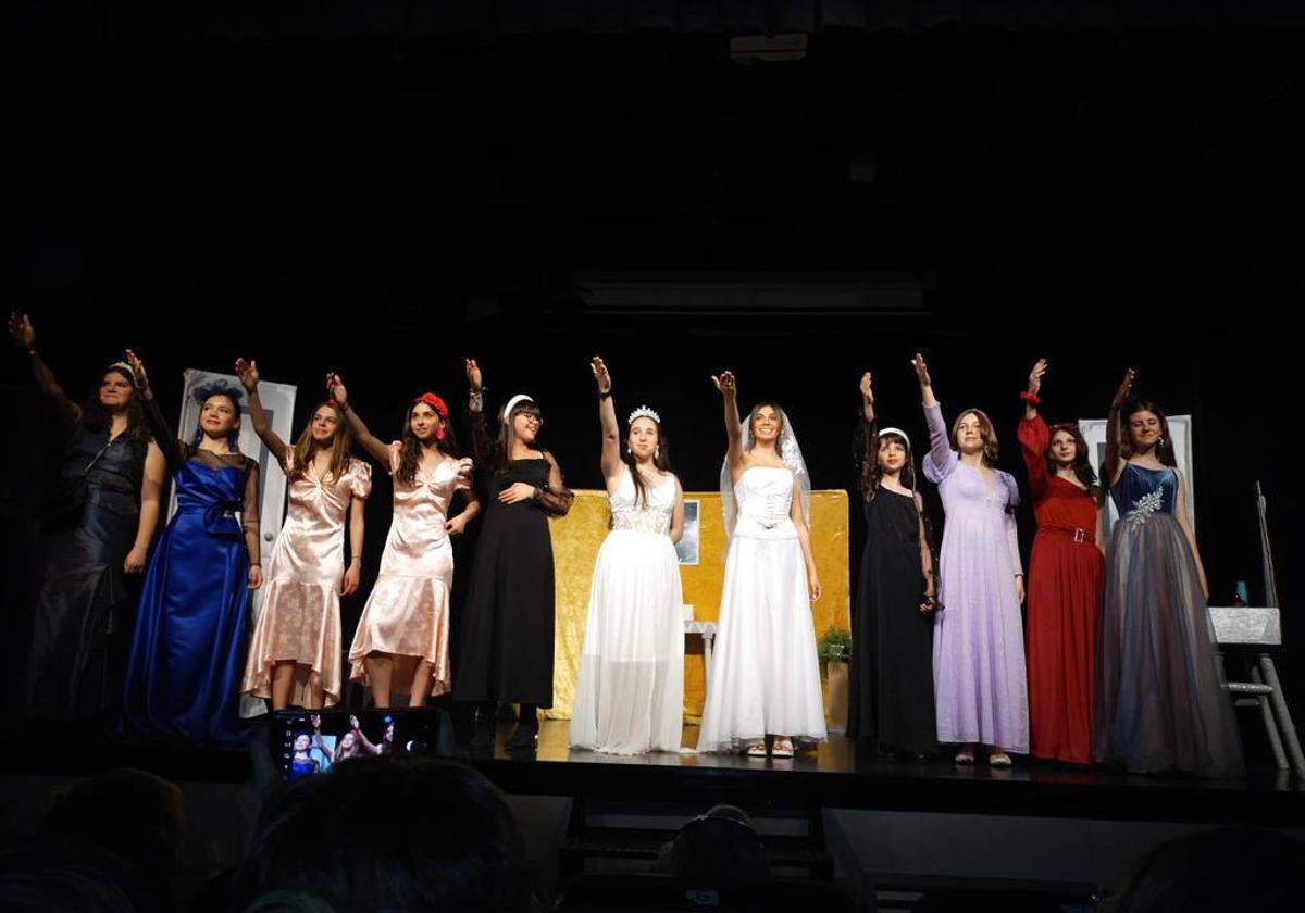 Las 11 actrices protagonistas de esta divertida comedia, durante su saludo al público