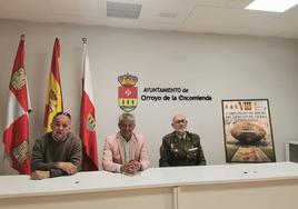 Jesús David Rodríguez, presidente del Club Rugby Arroyo, Sarbelio Fernández, alcalde de Arroyo, y el Coronel Arturo Sánchez Risueño durante la presentación