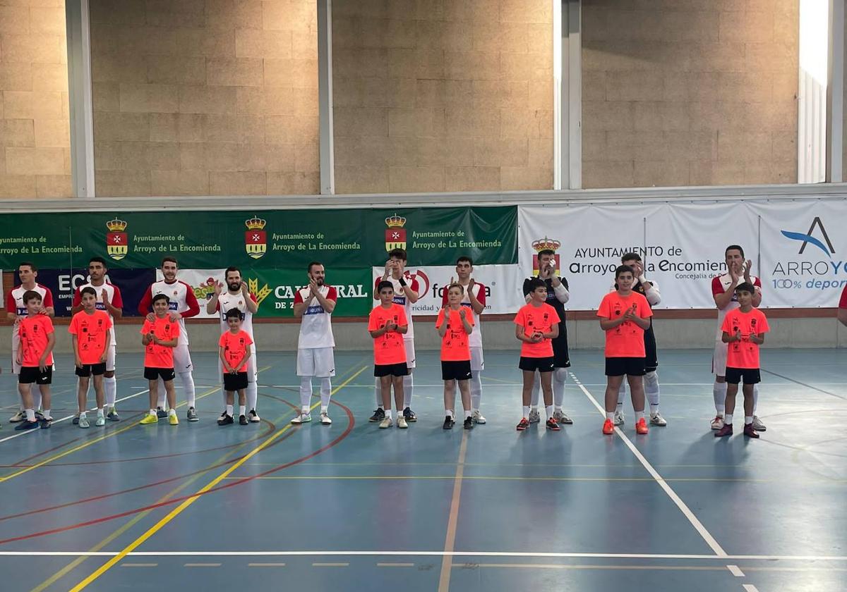 Plantel de jugadores del Unión Arroyo y los alevines B líderes en la competición