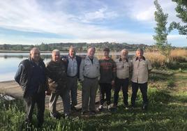 Siete de los nueve pescadores participantes en el concurso de pesca