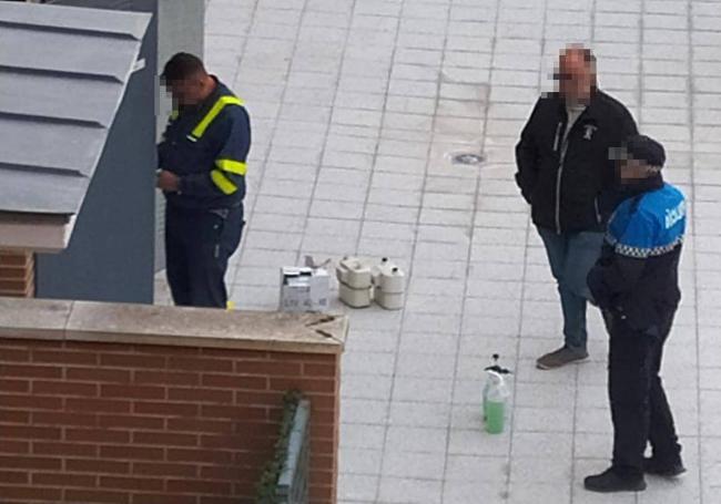 Un agente de la policía municipal durante el corte de los enganches ilegales de suministros, a principios de semanas