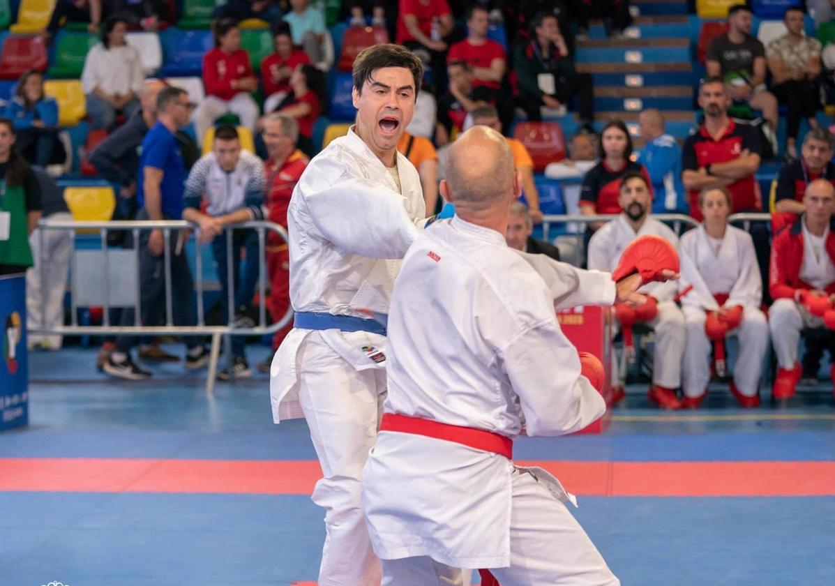 El karateca arroyano Adrián Lueje durante un combate del campeonato en Baeza